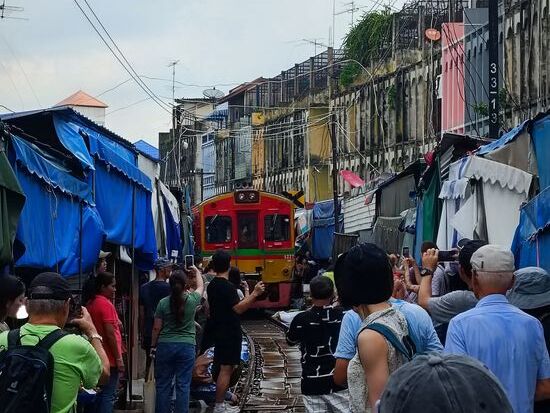 Und dann kam, in gemächlicher Fahrt, der Zug, nur wenige cm Platz links und rechts und die Leute machten nur den nötigsten Platz.