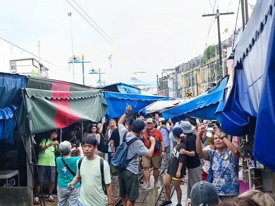 Der Zug ist durch und schnell wird wieder aufgebaut.