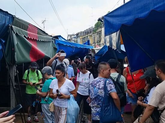 Und 2 min. später ist alles wie vorher...als hätte es den Zug nicht gegeben.