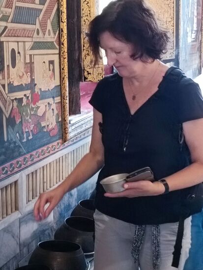 Simone beteiligt sich an den Opfergaben....aber auf die Frage, wieviel Münzen sie hineingeworfen hat....weiß nicht. Ja, wie soll das dann Eingang in die Steuererklärung (Spenden) finden????