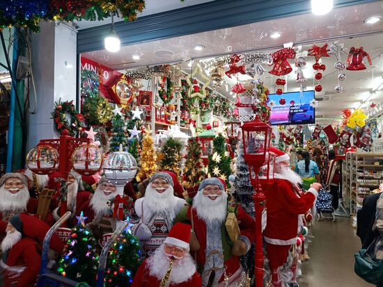 Und da grinsten uns dann auch noch chinesiche Weihnachtsmänner an.