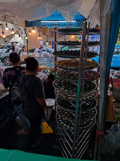 Später an der Walking street von Chinatown war es ganz nett, aber Raphael wollte  nur noch weg hier.
