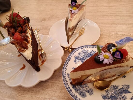 Da kann das Auge mitessen...im Internet ist das häufigste Fotomotiv vom Cafe die Schoko-Nuss-Torte links, die anderen waren aber noch leckerer.