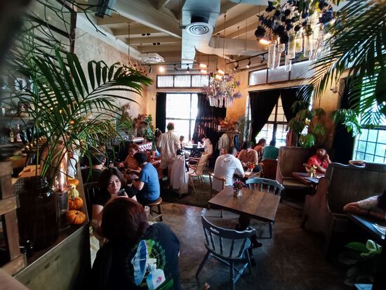 Die Räume verteilen sich auf Erdgeschosss (Foto), Obergeschoss und Dachterrasse, jeder Raum ist anders - toll....aber nicht günstig (ca. 10 € für Torte und Kaffee)