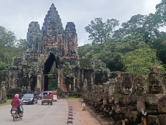 Das Eingangstur von Süden zum rierigen Areal von Angkor Thom.