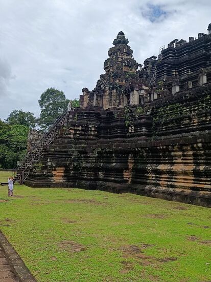 HIer ist zu erahnen, wie groß dieser Tempel ist und wie steil es bergauf geht...
