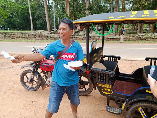 zurück am Tuktuk wartet unser Batman mit eiskaltem Wasser und gekühlten Tüchern...bei der Hitze sehr angenehm.