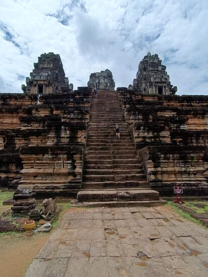 Eine ebenso gigantsiche Tempelruine. 1000 Jahre alt.