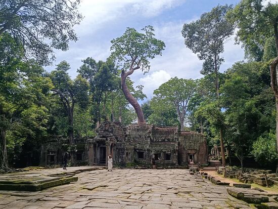 Schon von weitem sieht man, wie dieser Bau "aus den Angeln" gehoben wird.