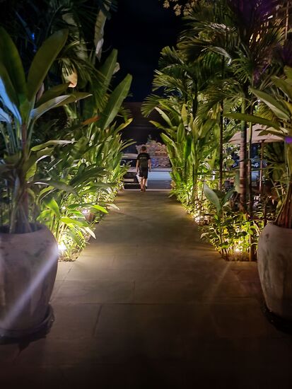 Es ist inzwischen Abend und aus dem etwas zurückgesetzten und dadruch recht ruhigen Hotel geht´s in den lärmenden Verkehr...in Richtung Kneipenmeile...die Pub street.