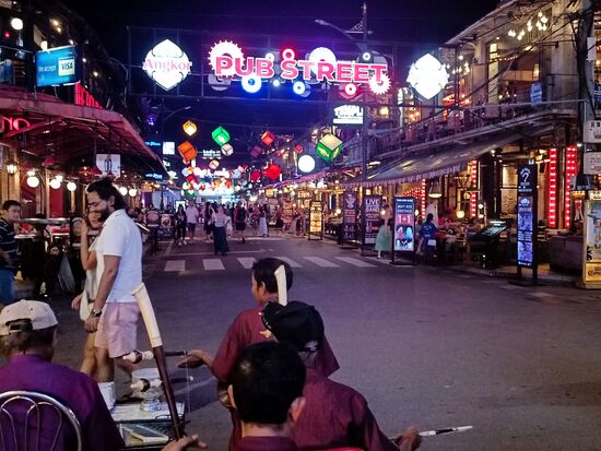 Abends für den Verkehr gesperrt. Schrill und laut,..die üblichen Fänger vor dem Gaststätten, wenn man in die Nebenstraßen geht, ist es deutlich angenehmer.