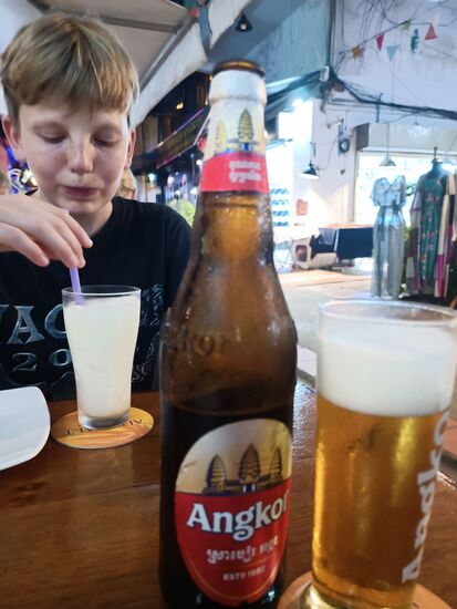 Bei mir gab es dazu einheimsiches BIer und bei Raphael...wonach sieht das aus? Lime Shake.