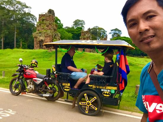 Und jetzt kommt der Werbeblock unseres Tuktukfahrers, wirklich angenehm. Er ist verheiratet, 4 Kinder und natürlich ist Kundschaft für 3 Tage für ihn perfekt...wir empfehlen ihn uneingeschränkt weiter.