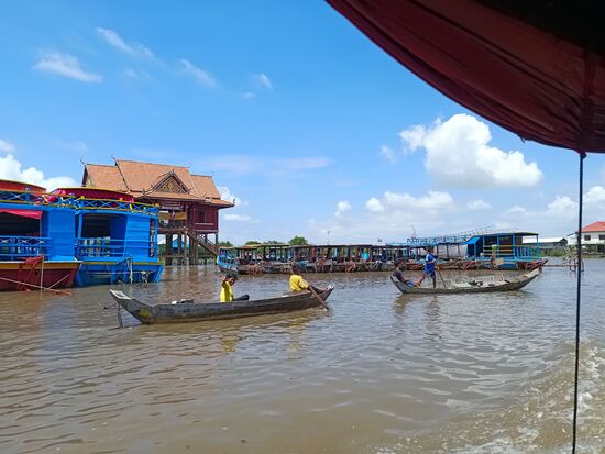 einen Kanal entlang, um uns herum der übliche Verkehr, auch schon kleinere Kinder waren allein mit dem Boot unterwegs.