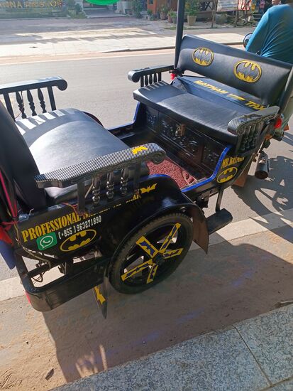 Nachmittag auf dem Weg nach Angkor... Batman hat Panne, ein Reifen ist platt.