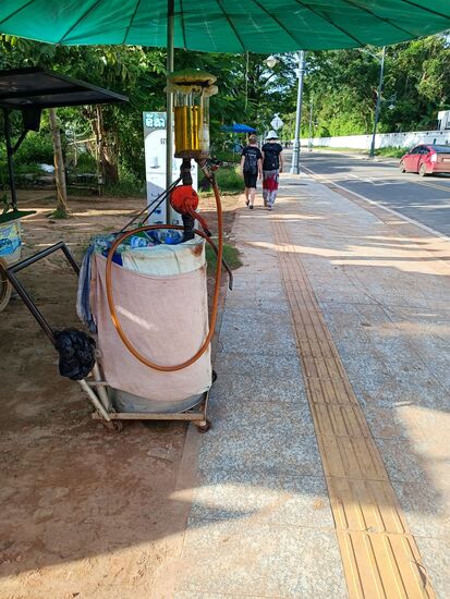 Wir laufen weiter...es dauert etwas bis der Reifen repariert ist,  das hier ist eine Tankstelle für Mopeds und Tuktuks.