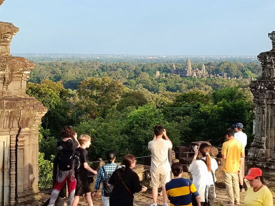 Oben angekommen...hier der Blick zu Angkor Wat.