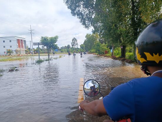Der heftige Regen hat die Straßen teilweise überspült. Aber es kam zum Glück kein Wasser von oben hinzu.