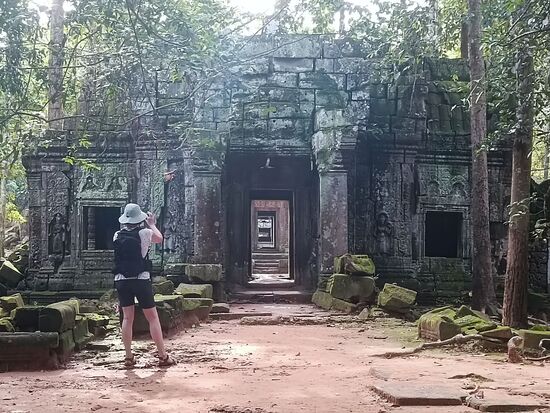 Sehr oft hat man bei den Tempeln diese durchgehenden Sichtachsen durch die Tür- oder Fensteröffnungen.