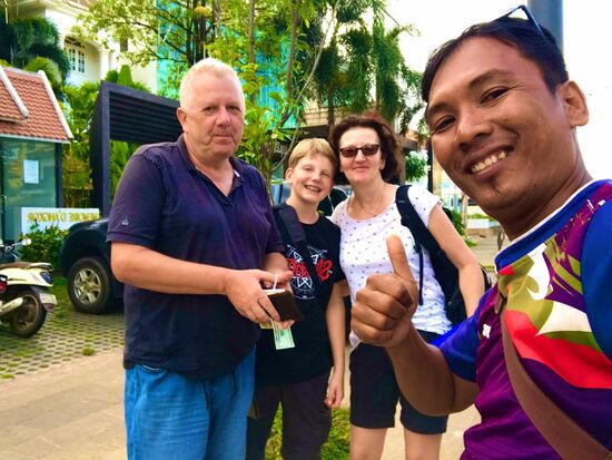 Ich glaube, es hat beiden Seiten Spaß gemacht...wobei der Daumen hoch ganz sicher auch dem Geldschein gehört, der gerade in meiner Hand  auf ihn wartet.