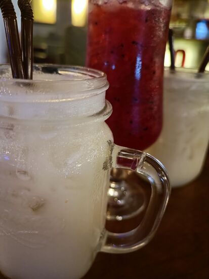 Dafür gab es später während eines erneuten Regenschauers noch Happy hour Cocktails - das war schon die zweite Runde, nach Mai Tai nun eine Pina Colada. und für Raphael ganz pädagogisch wertvoll einen Mocktail.