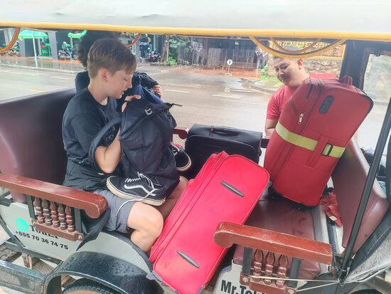 und ich musste auch noch mit hinein...ging aber, Koffer auf den Knien...war ja nicht weit.