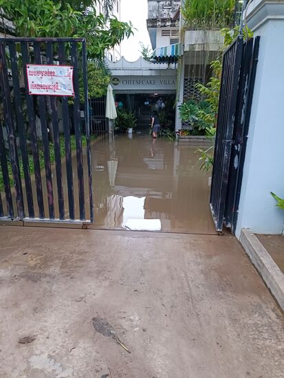 Sah von außen modern aus...und dann komplett unter Wasser...traurig.