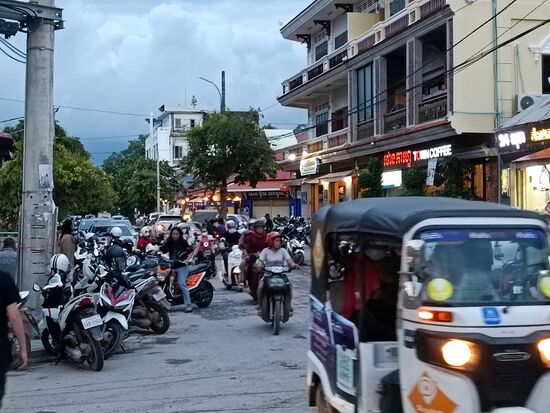 im Zentrum...nicht viel Schönes...Bruchbuden, aber auch teils topmoderne Läden...aber für wen denn?`Sehr widersprüchlich.