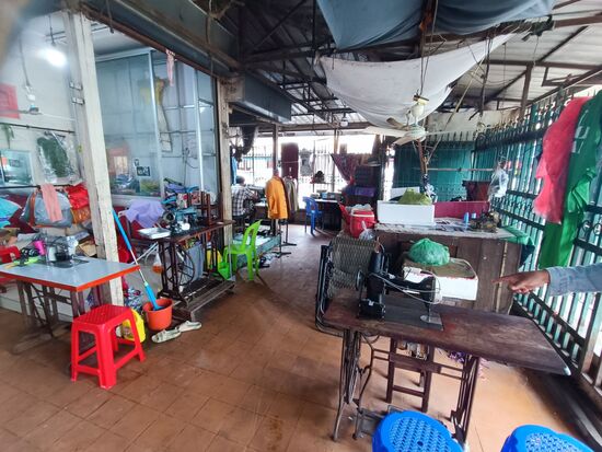 Begonnen haben wir im Schneiderbereich, hier wurde an sagenhaft alten Nähmaschinen gearbeitet. Mädchen übernahmen die Perlen- und Pailettenstickerei.