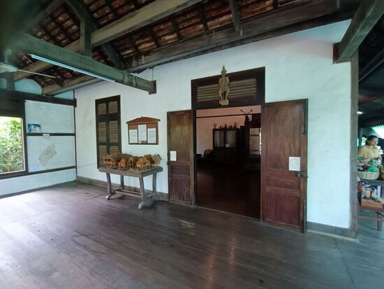 Der Holzfußboden sieht aus wie neu...
Ancient houses übrigens deshalb, weil hier Familien richtig leben und gegen ein kleines Entgelt die Häuser Besuchern präsentieren - ein toller Ansatz.