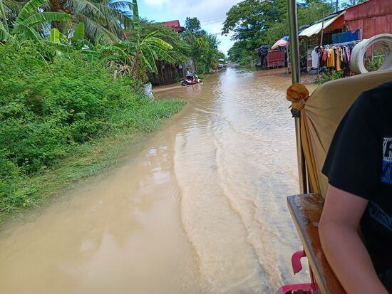 Auf der Rückfahrt sieht man noch tiefe Seen der Niederschläge der letzten Tage, aber das schreckt hier niemanden.