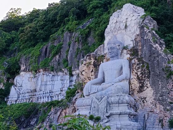 An den Felswänden entstanden/entstehen gerade neue Buddha-Statuen, gewaltig.