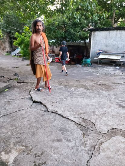 Dieser Möchtegern-Mönch ist uns auch begegnet. Seine verfilzten Haare reichten bis zum Knie.