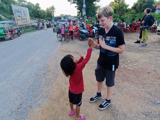 Das Mädel ist sofort auf Raphael losgestürzt und wollte spielen.