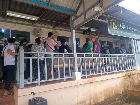 Die Ausreise aus Kambodscha, ganz problemlos, ca. 5 min. ...dann sind wir zu Fuß auf die thailändische Seite, Formular ausfüllen...