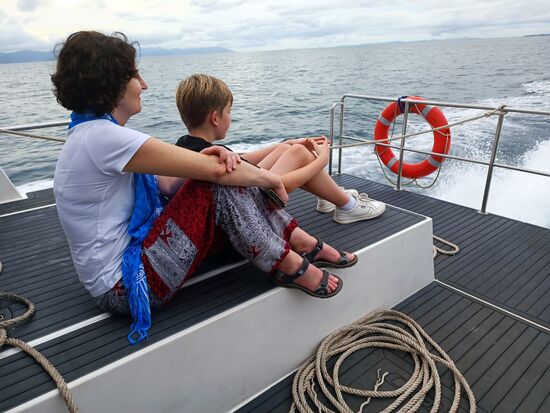 Hinten konnte man auch draußen sitzen und damit dem Kühlschrank innen entgehen.