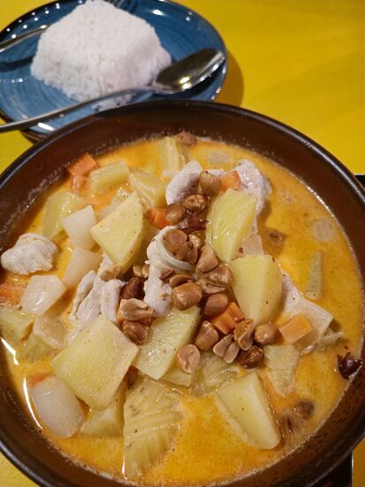 Das Massaman-Curry, etwas sehr kartoffellastig.