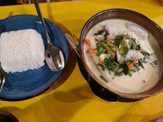 Ein grünes Fischcurry.