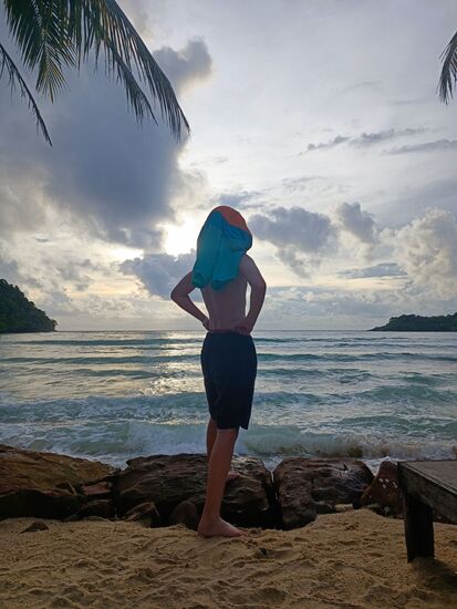 Nein, kein Farbfehler, nur eine Badehose über dem Kopf.