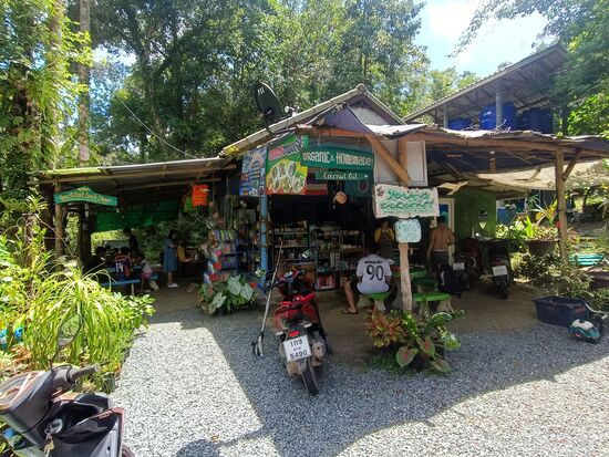 Stop bei Mr. und Mrs. Coconut - ein uriger Ort, hier gibt es alles und nichts und nebenbei ist es auch ein Restaurant.