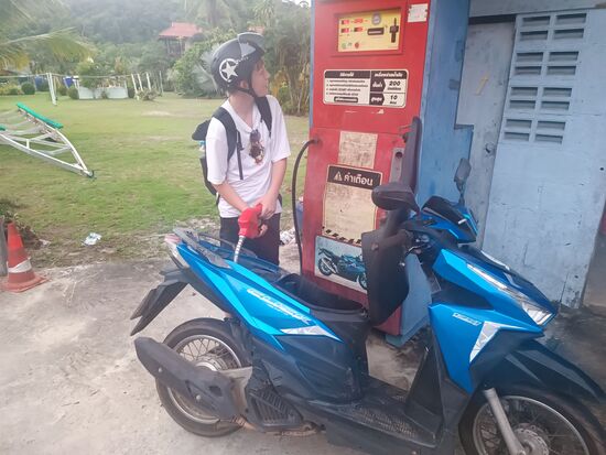 auf dem Rückweg musste der Tankwart ran...50 baht je Liter (=1,35 €)