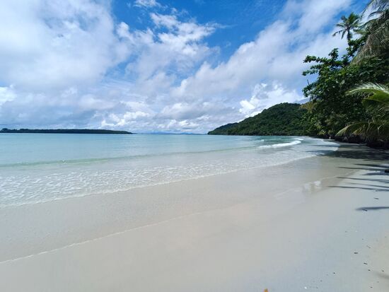 Mittags ein Lunch am Strand. Lecker. Als Nachtisch wurde Ananas serviert auf einem Brett, das war noch so neu, dass noch die Folie drum war...