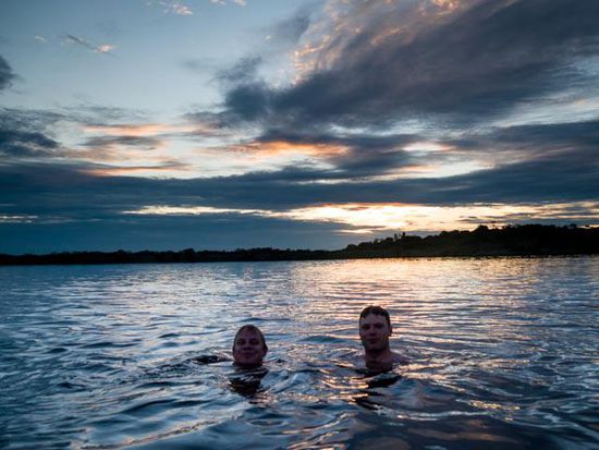 Baden in der Laguna Grande, Cuyabeno Nationalpark