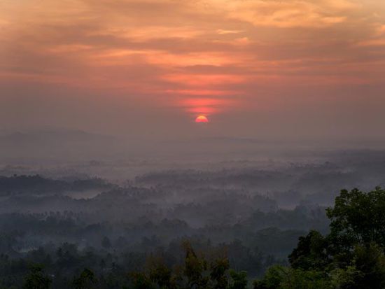 Sonnenaufgang über dem Borobudur Tempel
