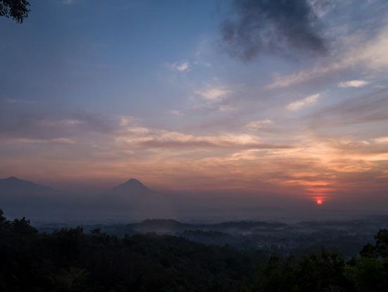Sonnenaufgang über dem Borobudur Tempel