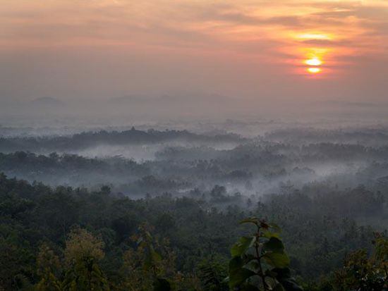 Sonnenaufgang über dem Borobudur Tempel