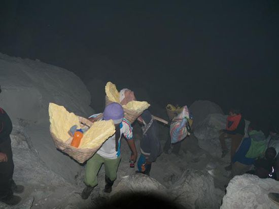 Abstieg in den Ijen Krater, morgens um 03.00 Uhr