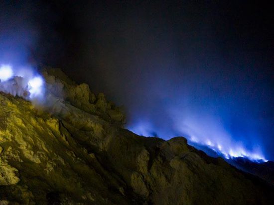 Blaues Feuer im Ijen Krater
