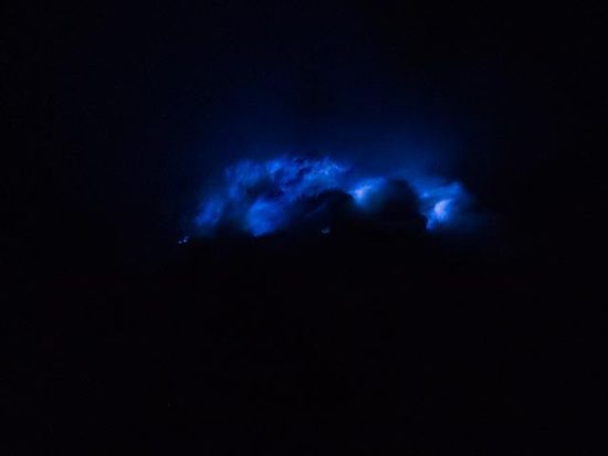 Blaues Feuer im Ijen Krater