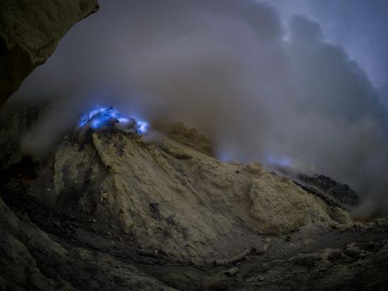 Blaues Feuer im Ijen Krater